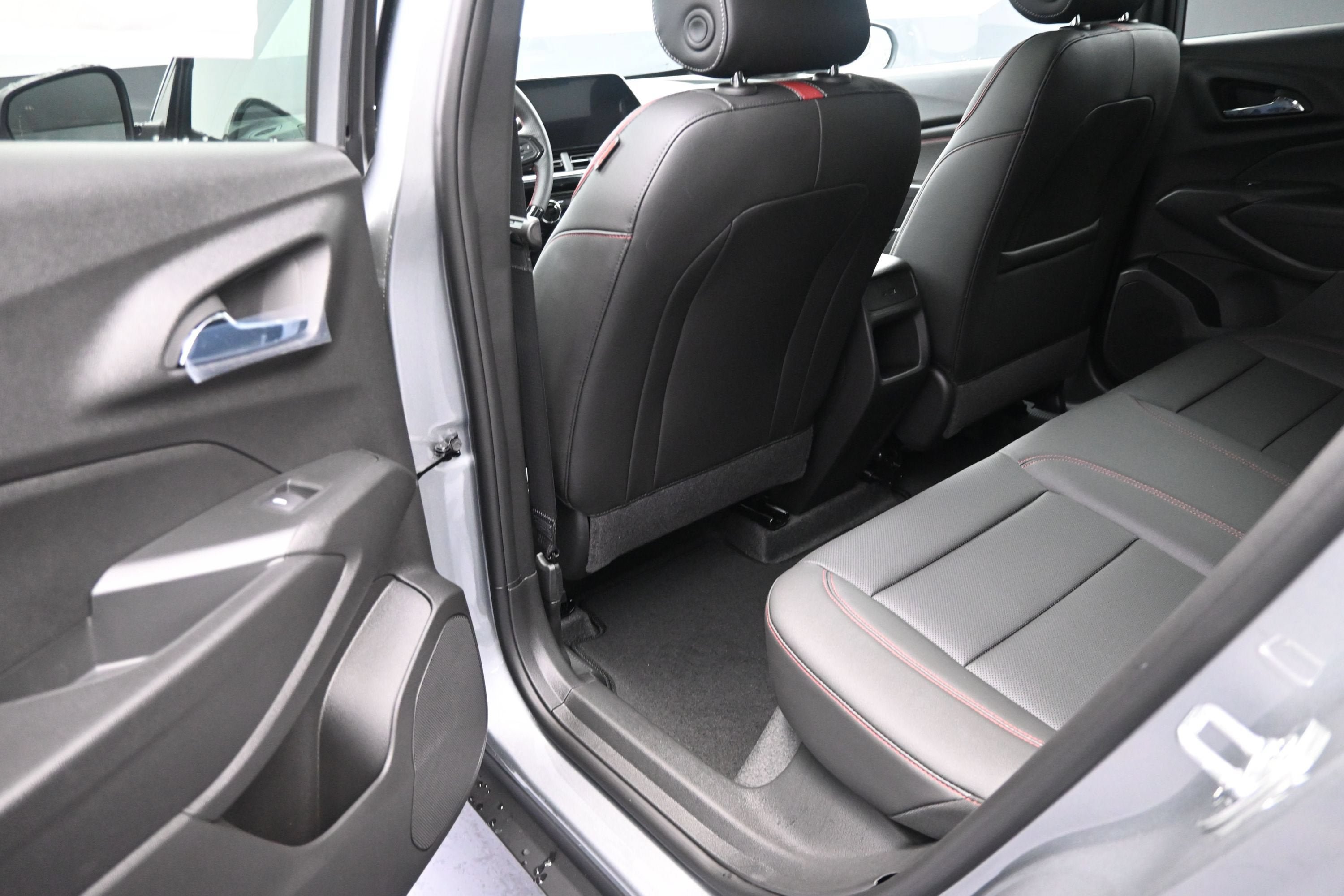 New 2026 Chevrolet Trax RS w/ Sunroof Package FWD image 29