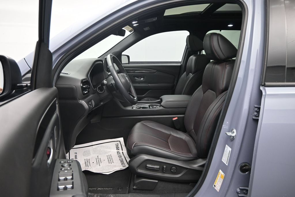Used 2025 Honda Pilot Black Edition image 17