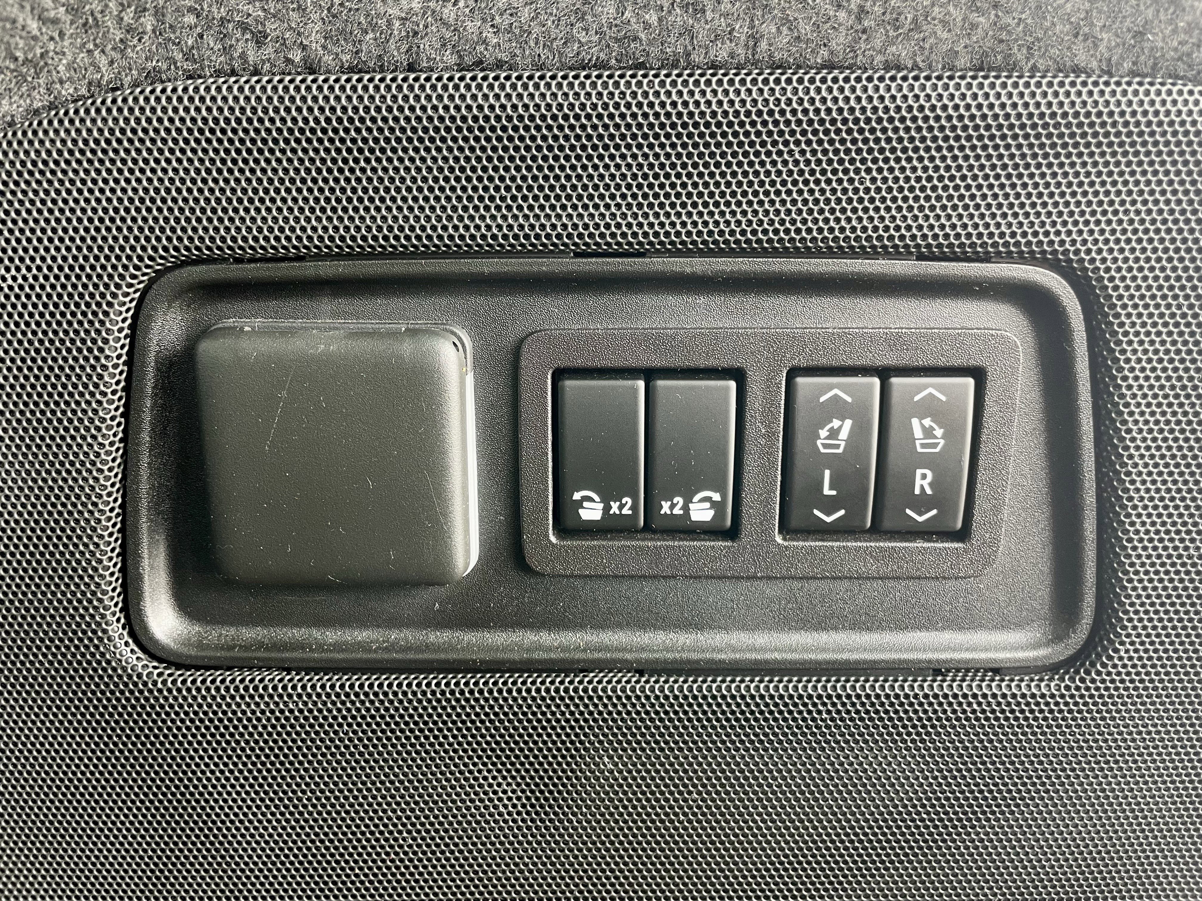 Used 2023 Cadillac Escalade Premium Luxury image 41