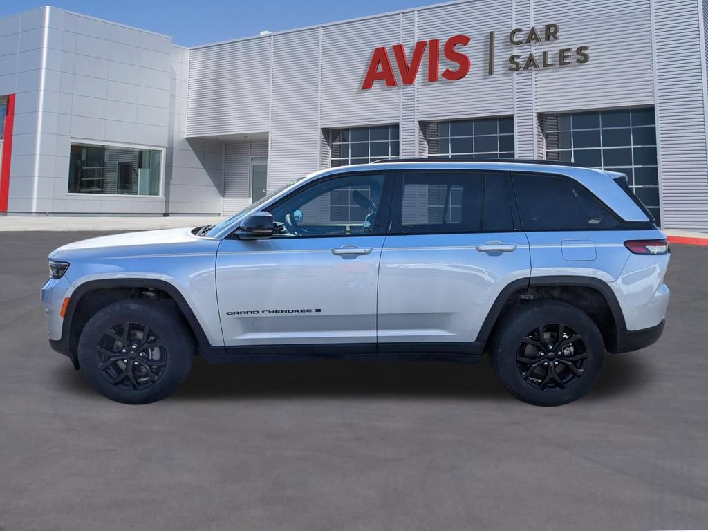 Used 2025 Jeep Grand Cherokee Altitude AWD/4WD image 10