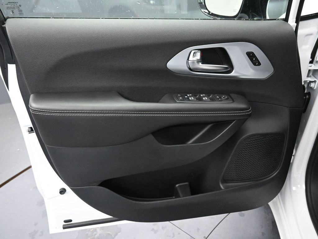 New 2026 Chrysler Pacifica Limited w/ S Appearance Package FWD image 15