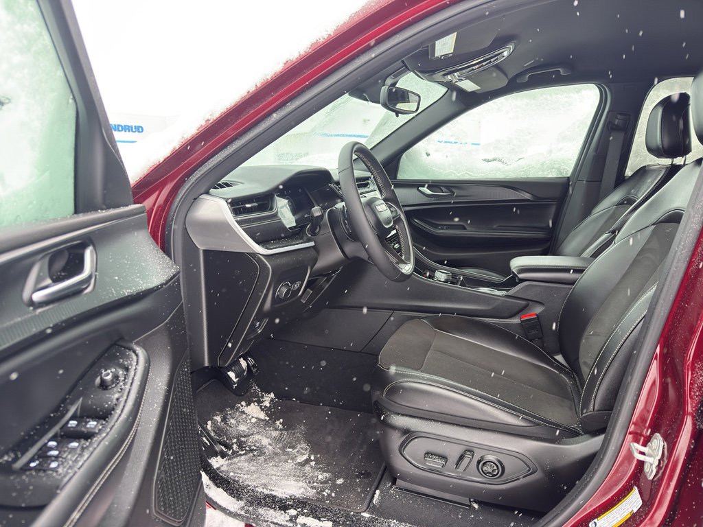 Used 2024 Jeep Grand Cherokee Altitude image 10