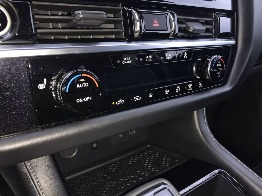 Used 2023 Nissan Pathfinder SL w/ Black Appearance Package image 18