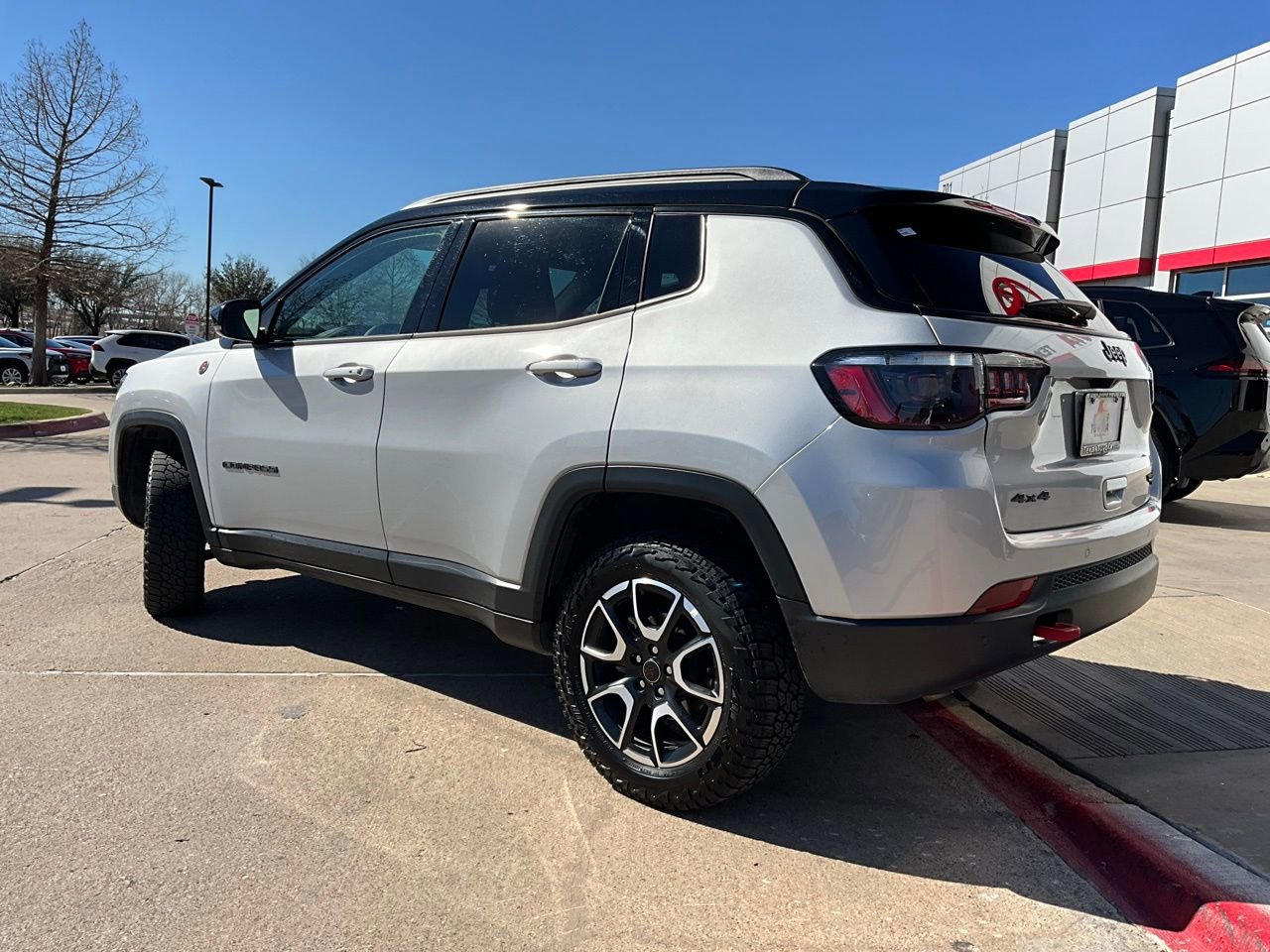 Used 2025 Jeep Compass Trailhawk image 9