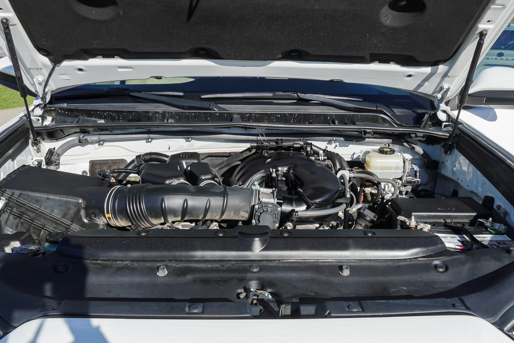 Used 2018 Toyota 4Runner SR5 AWD/4WD image 15