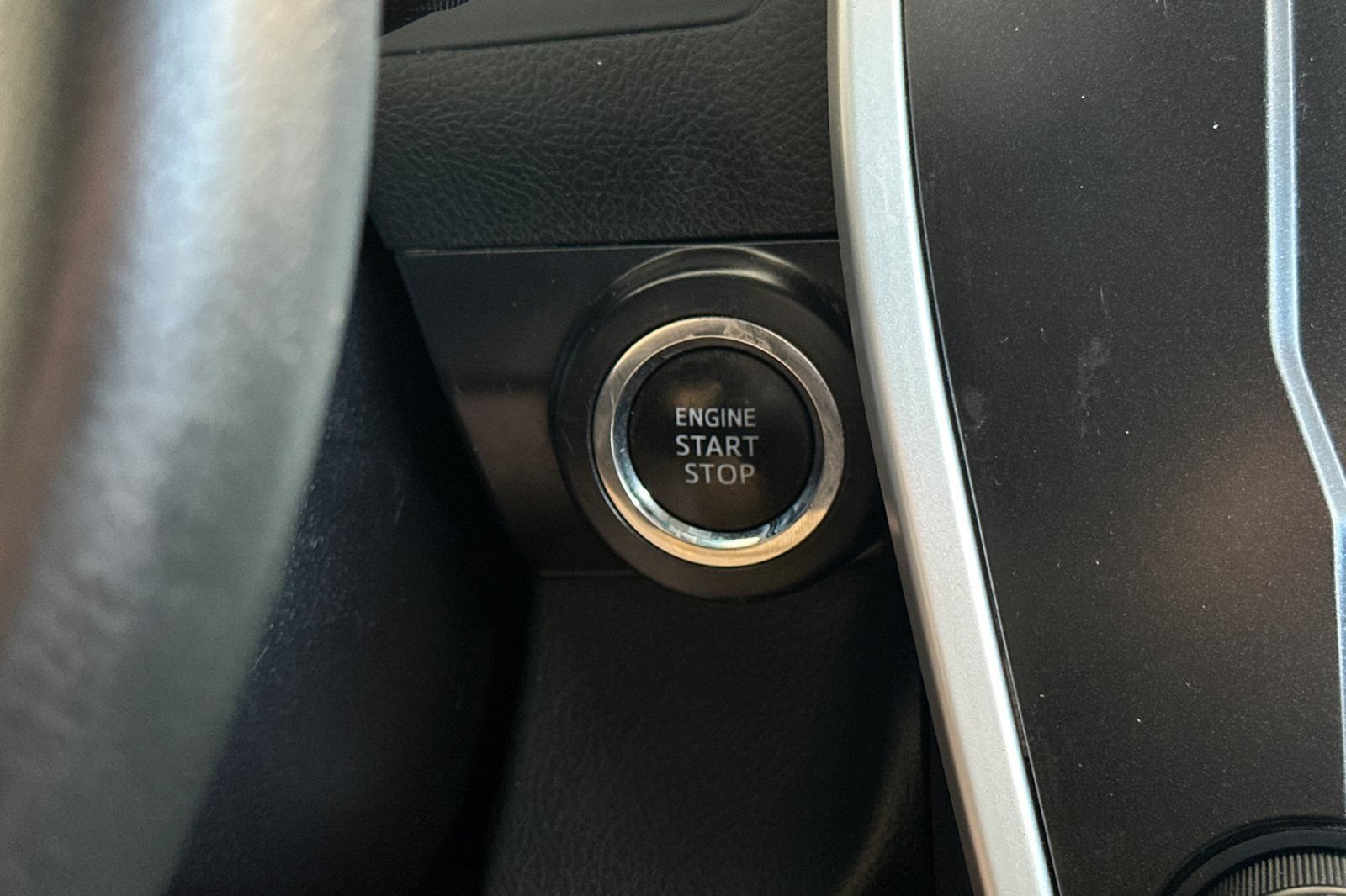 Used 2015 Toyota Camry SE w/ Moonroof Package FWD image 20