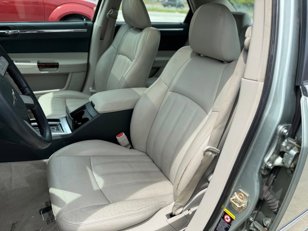 Used 2005 Chrysler 300 C w/ Navigation & Sound Group II RWD image 17