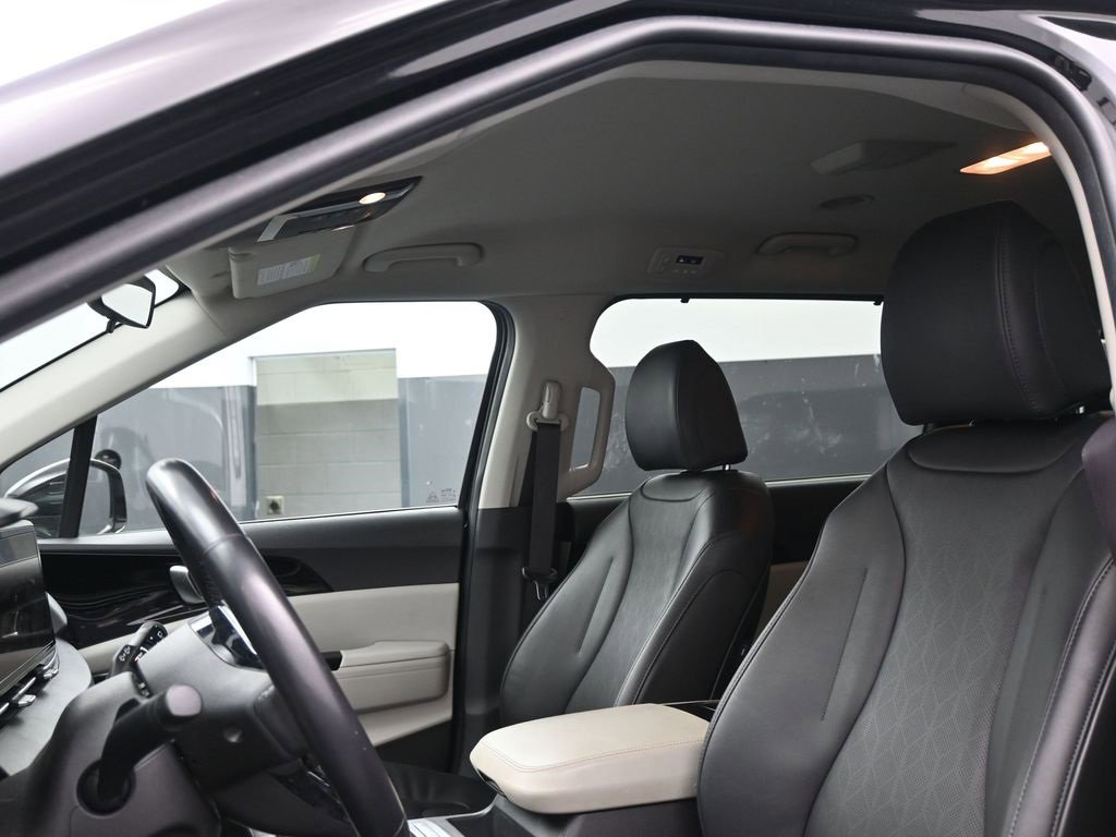 Used 2022 Kia Carnival EX image 10