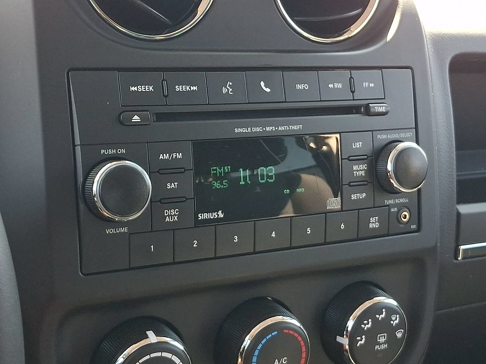 Used 2015 Jeep Patriot Latitude w/ Sun/Sound Group AWD/4WD image 18
