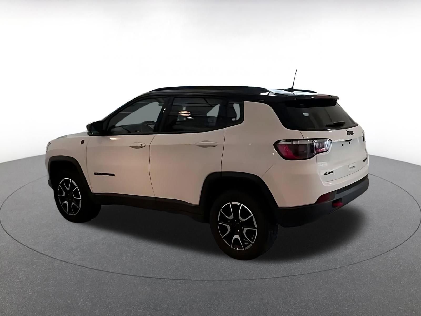 Used 2025 Jeep Compass Trailhawk AWD/4WD image 7