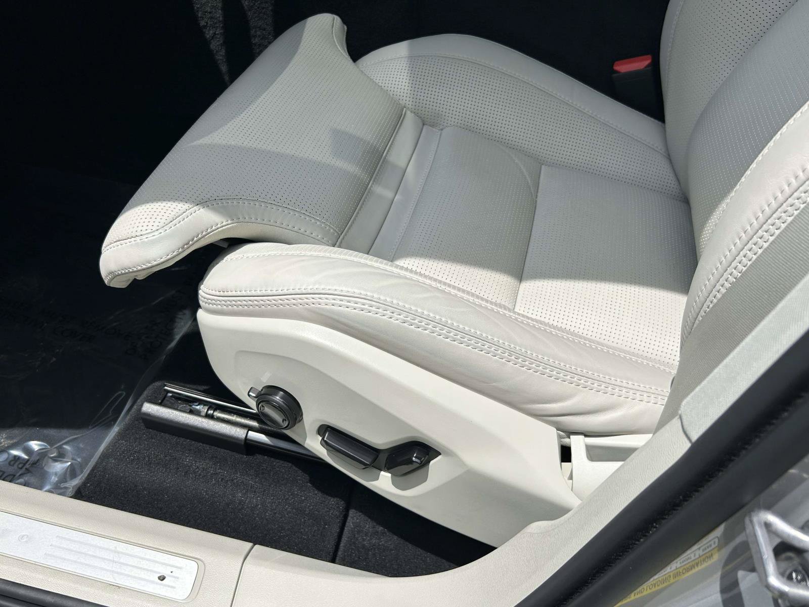 Certified 2025 Volvo XC60 B5 Ultra AWD/4WD image 19