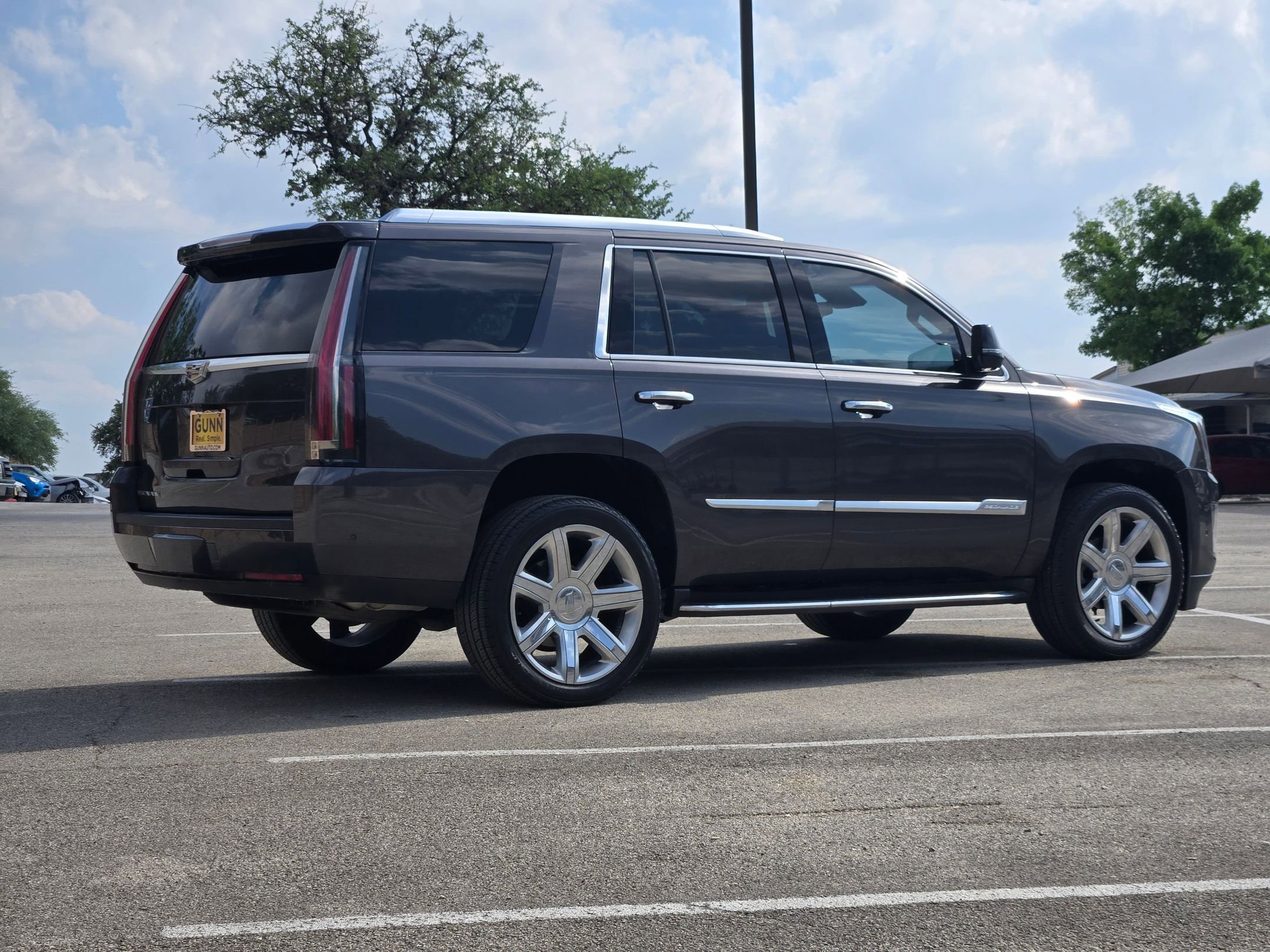Used 2018 Cadillac Escalade Luxury image 3