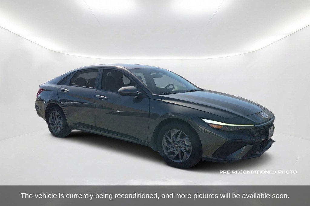 Used 2025 Hyundai Elantra Hybrid FWD image 3