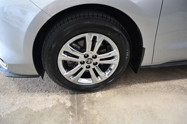 Used 2023 Toyota Sienna Platinum AWD/4WD image 37