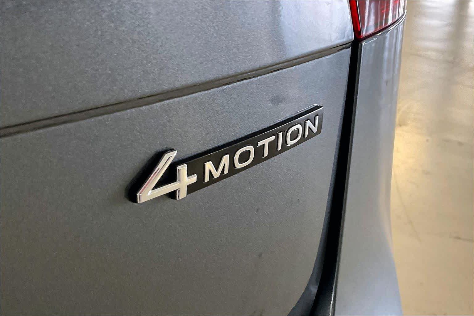 Used 2023 Volkswagen Tiguan SE R-Line AWD/4WD image 9