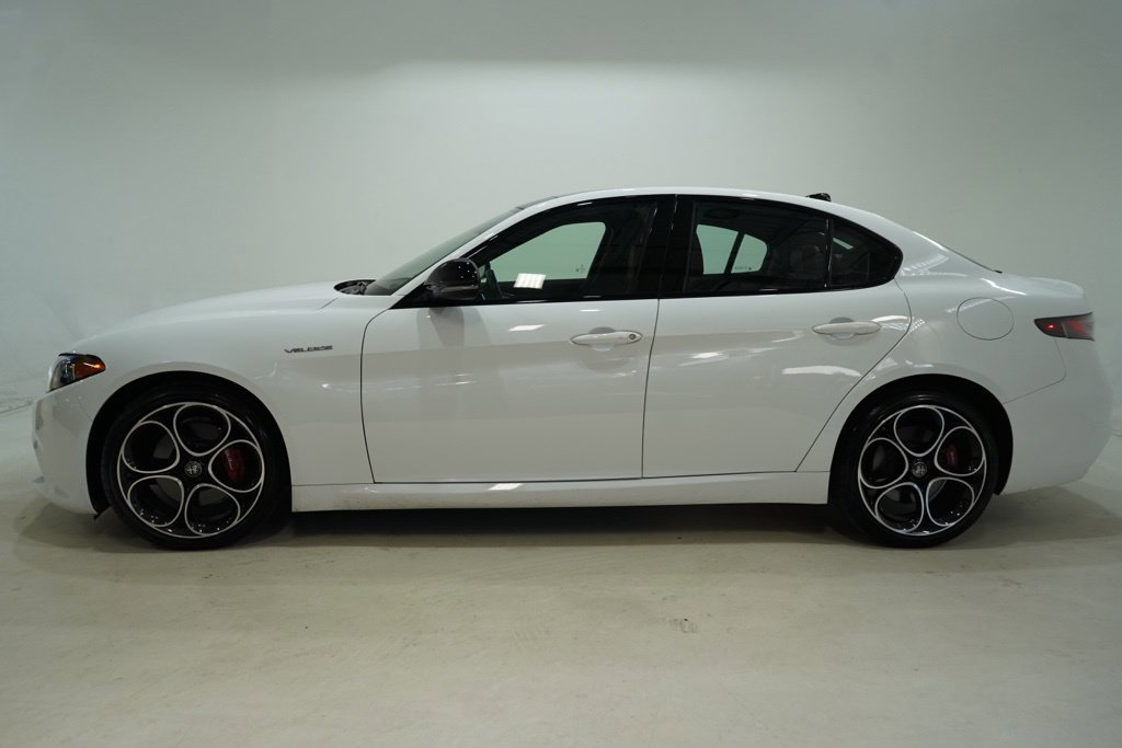 Used 2024 Alfa Romeo Giulia Veloce AWD/4WD image 4