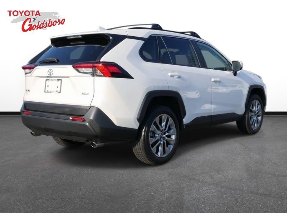 Used 2022 Toyota RAV4 XLE Premium image 6