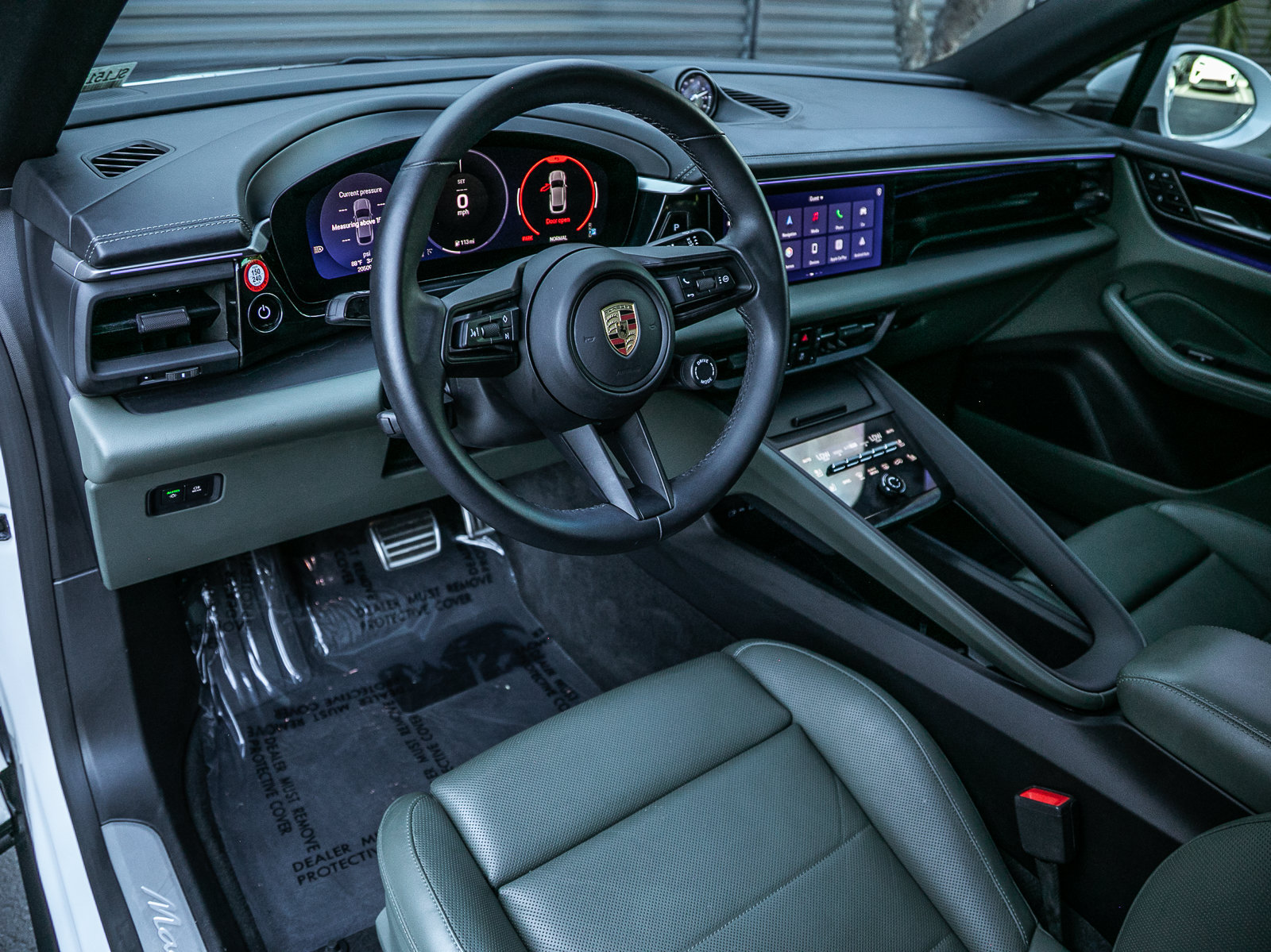 Certified 2025 Porsche Macan 4S Electric AWD/4WD image 4