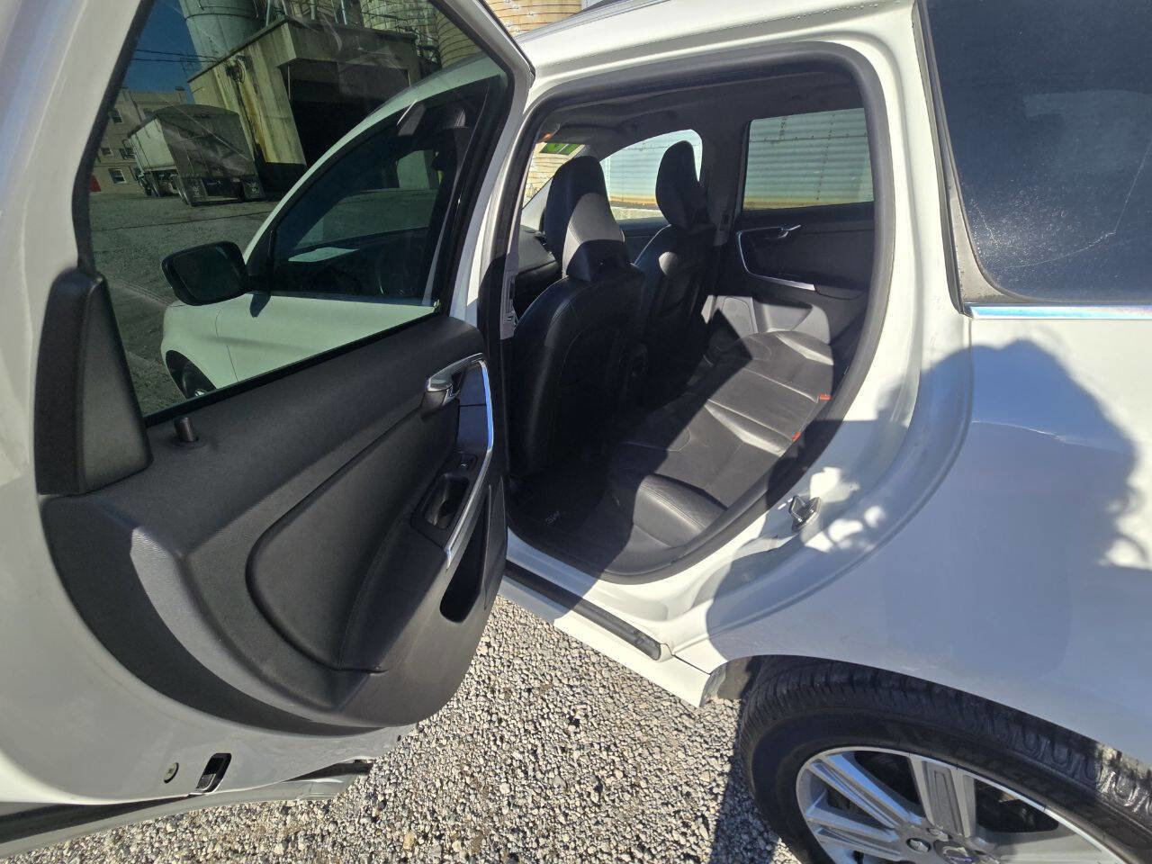 Used 2016 Volvo XC60 T6 Platinum image 12