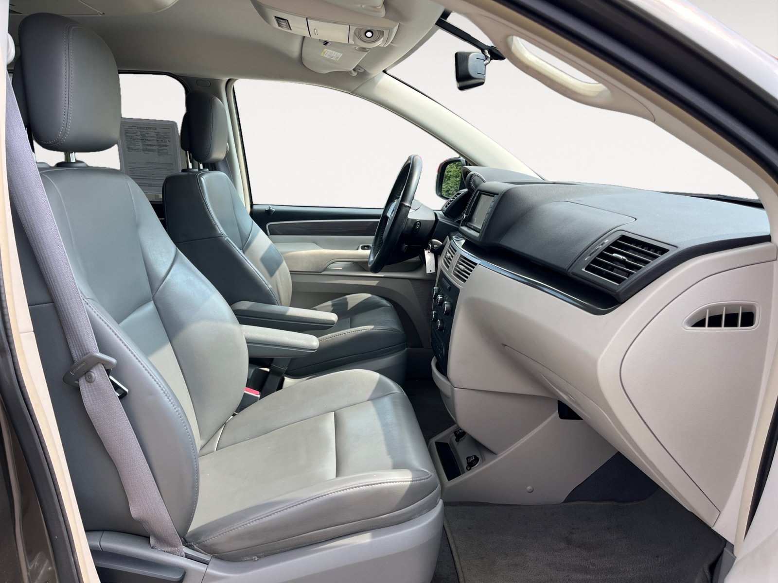 Used 2010 Volkswagen Routan SE FWD image 17