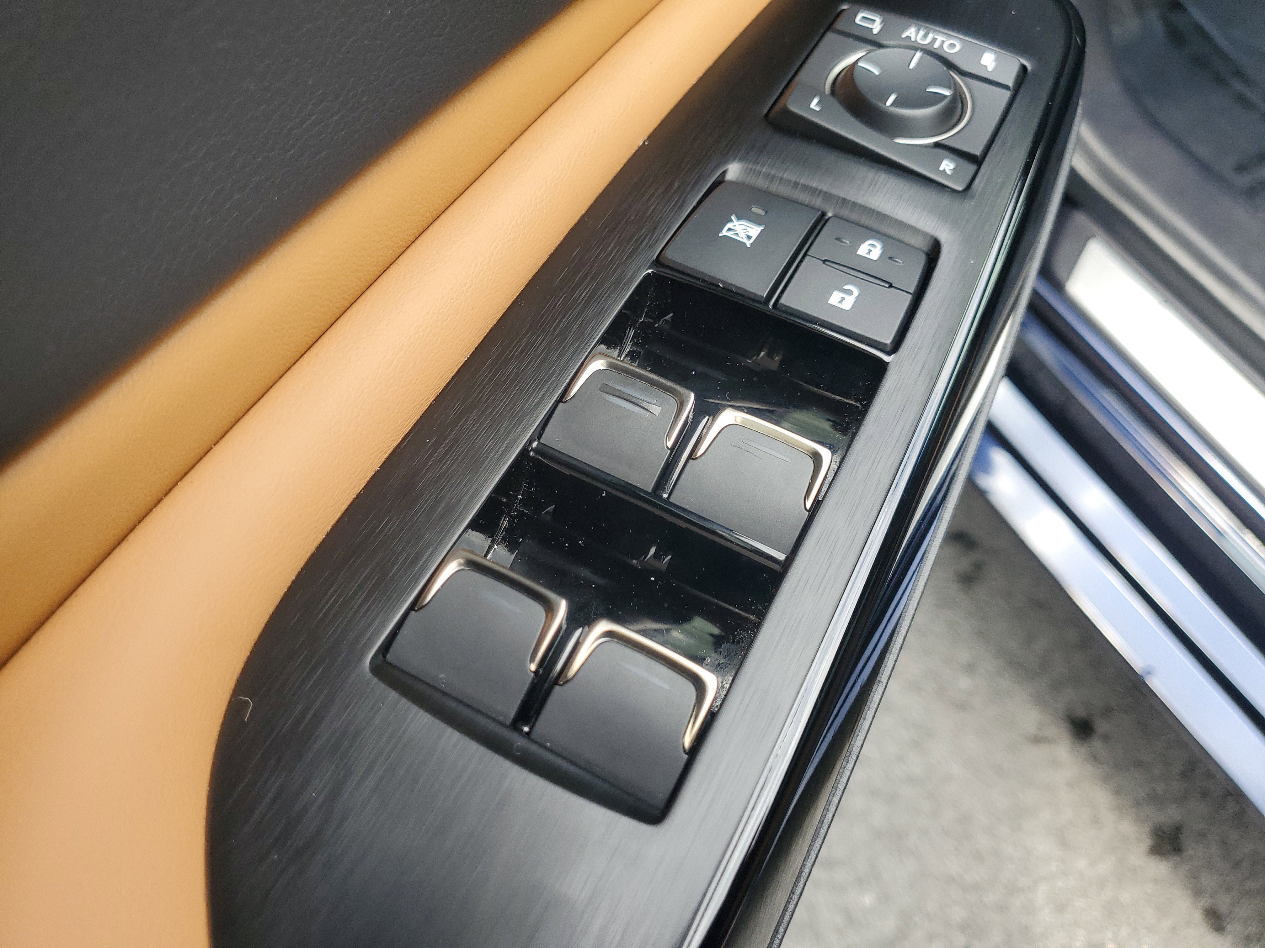 Used 2025 Lexus ES 300h w/ Premium Package FWD image 20