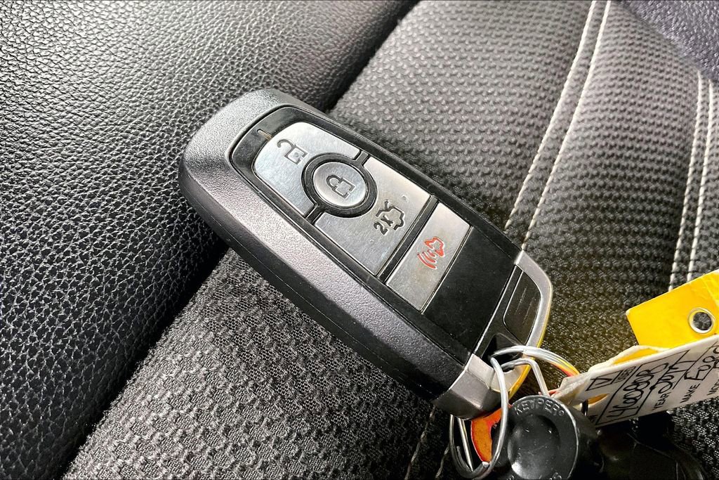 Used 2017 Ford Fusion SE w/ Equipment Group 201A image 9