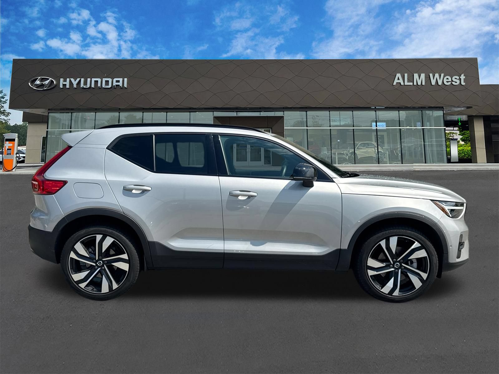 Used 2024 Volvo XC40 B5 Ultimate w/ Protection Package Premier AWD/4WD image 4