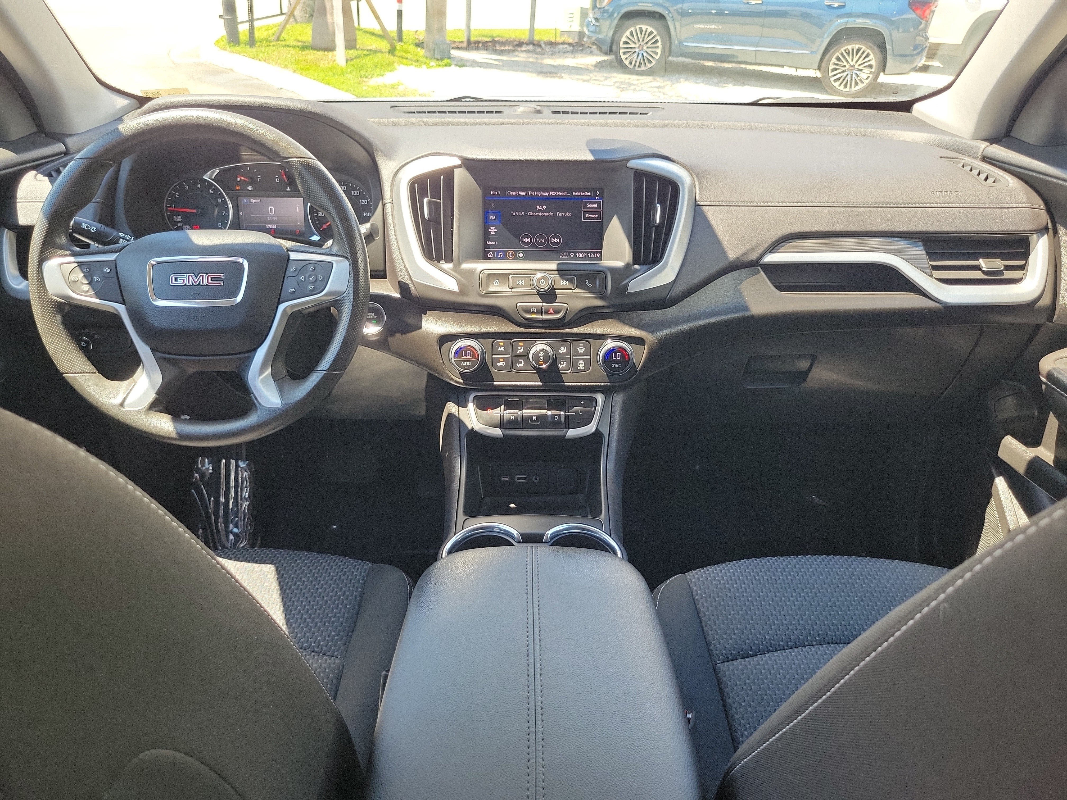 Used 2024 GMC Terrain SLE w/ Driver Convenience Package FWD image 17