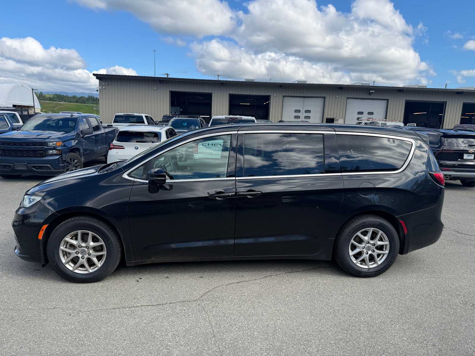 Used 2024 Chrysler Pacifica Touring-L FWD image 2