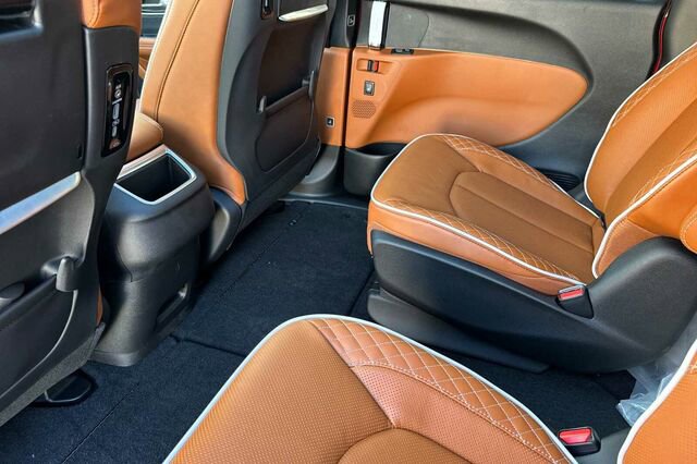 New 2026 Chrysler Pacifica Pinnacle image 9