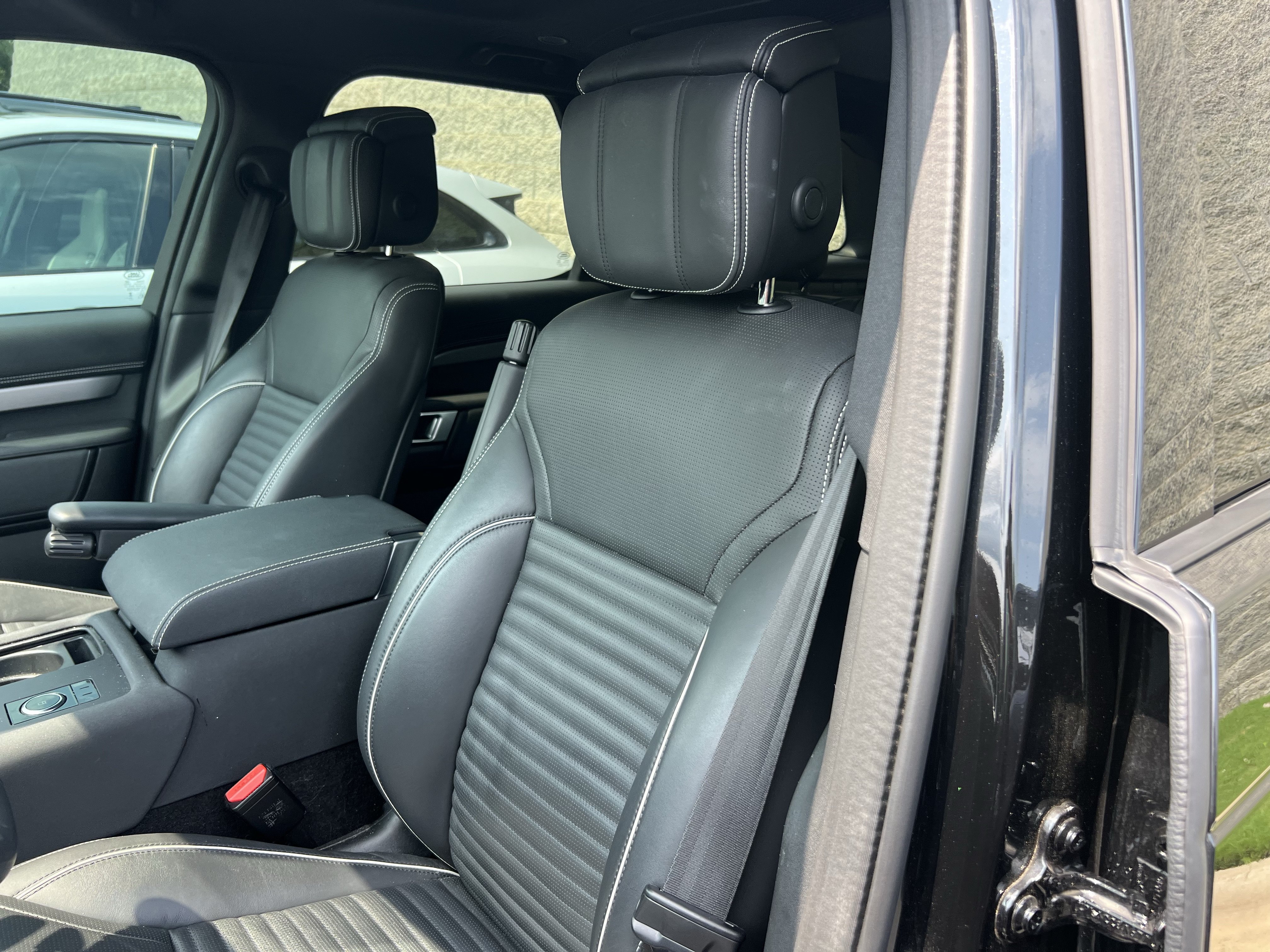 Used 2024 Land Rover Discovery Dynamic SE AWD/4WD image 8