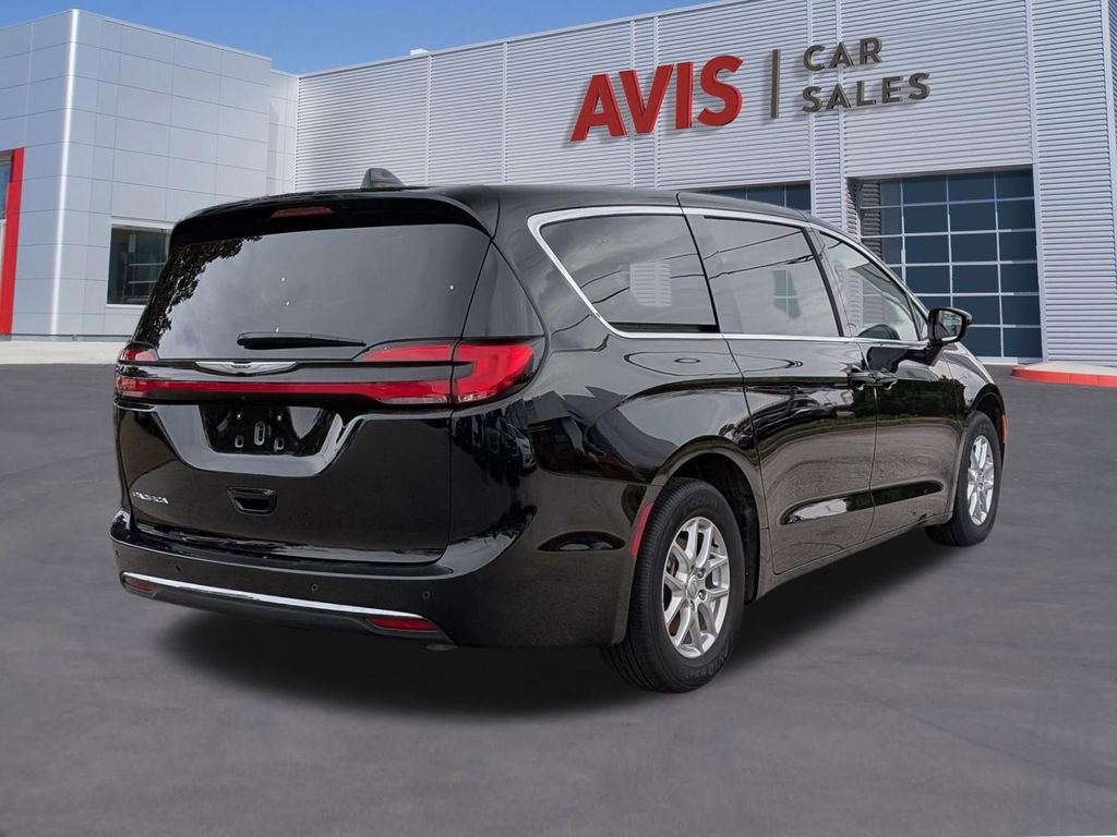 Used 2025 Chrysler Pacifica Select image 6
