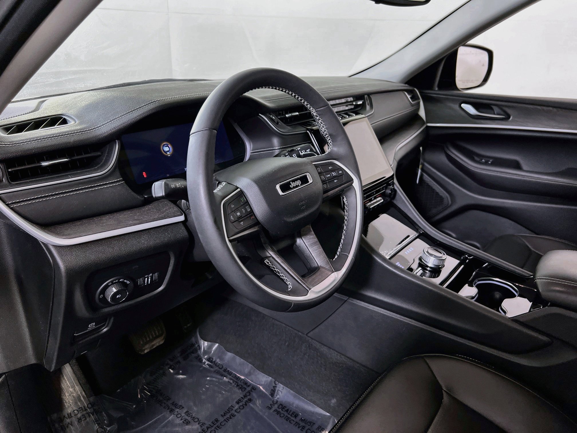 Used 2023 Jeep Grand Cherokee Limited w/ Black Appearance Package AWD/4WD image 9
