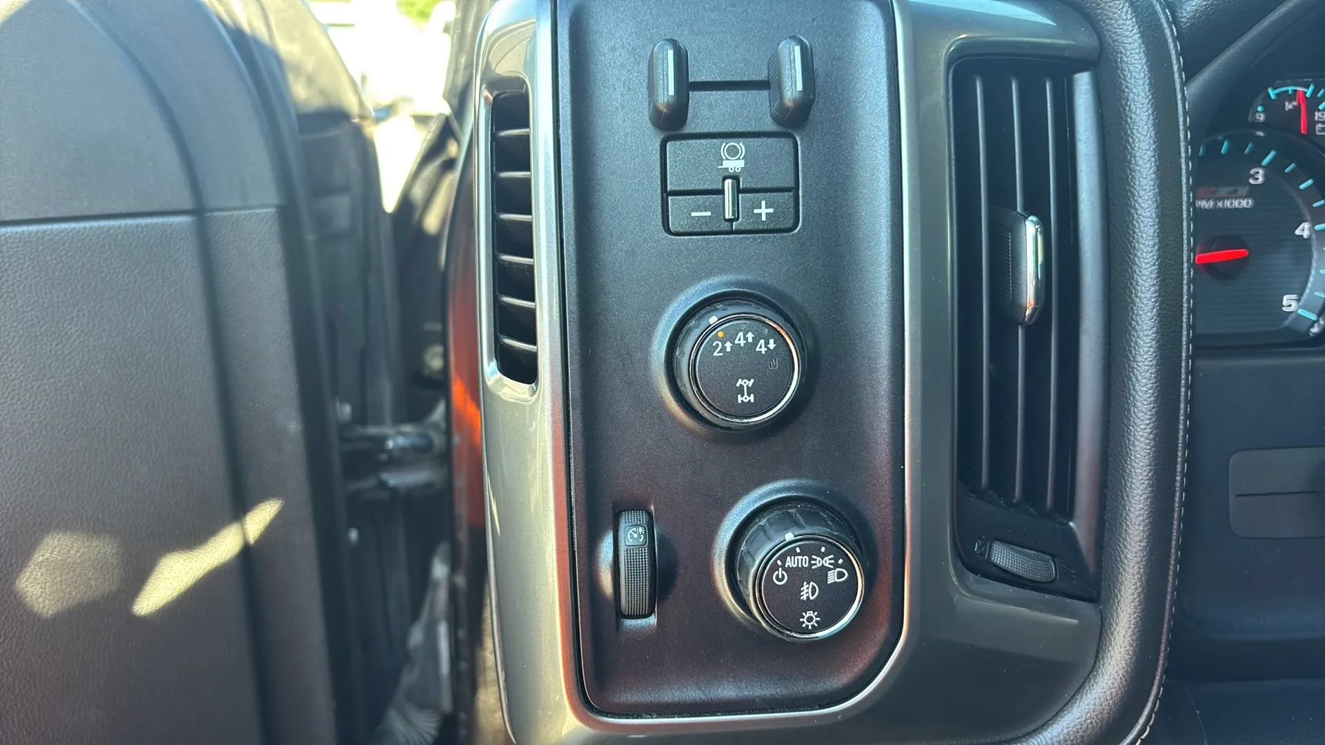 Used 2019 Chevrolet Silverado 2500 LTZ w/ Midnight Edition AWD/4WD image 22