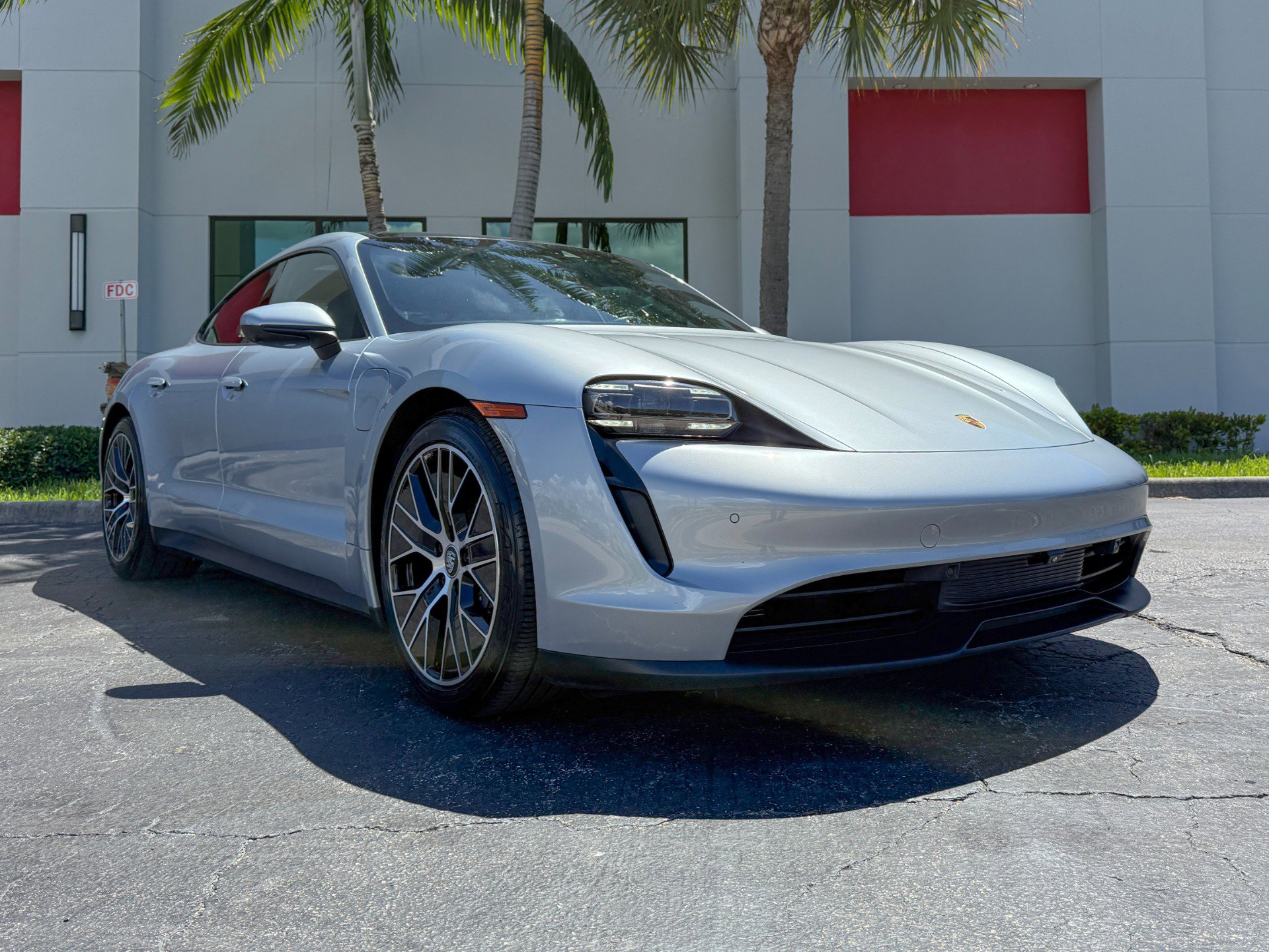 Used 2022 Porsche Taycan image 4