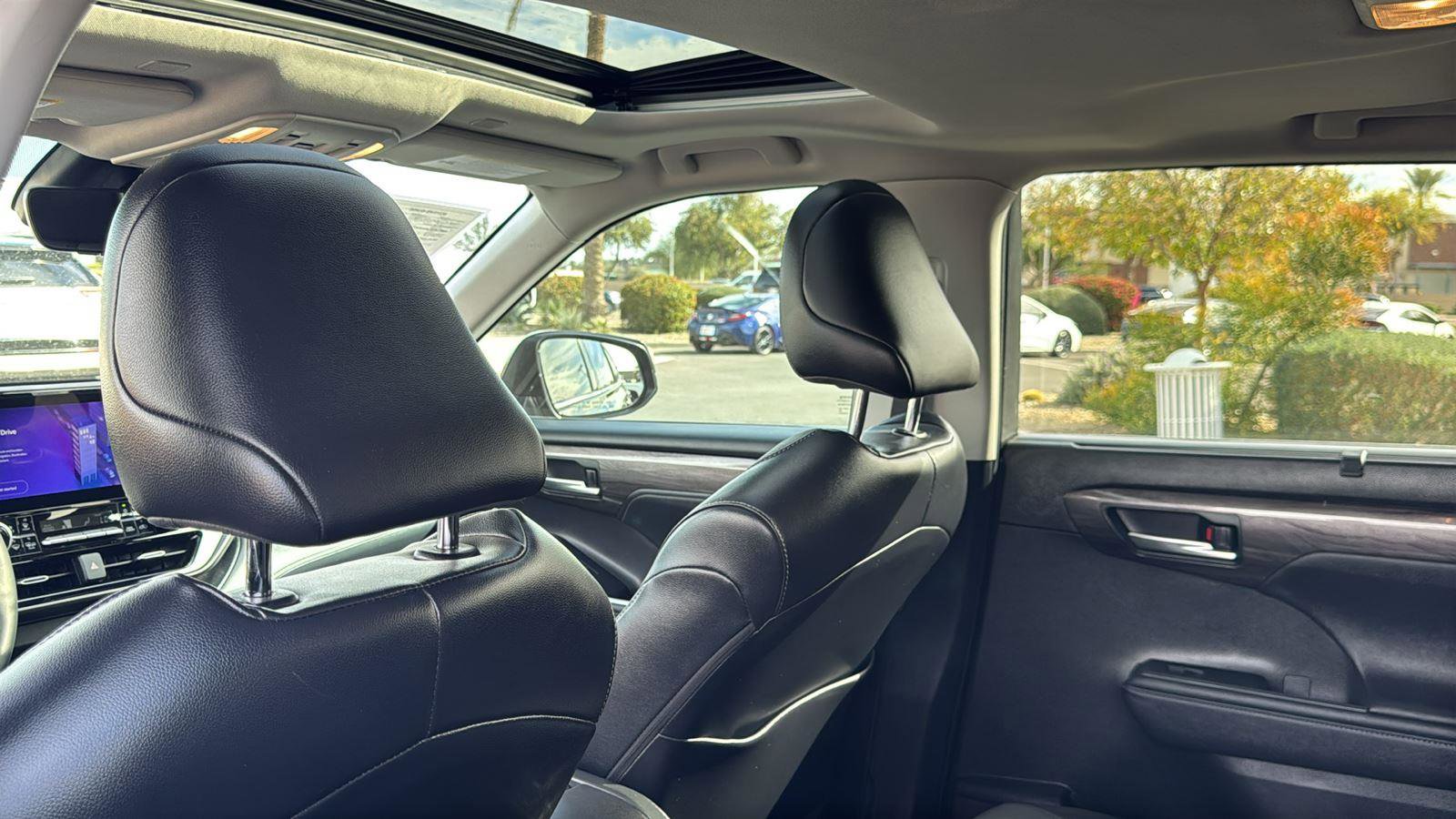 Used 2024 Toyota Highlander Limited image 29