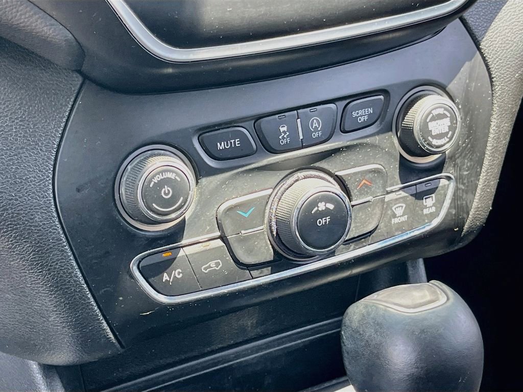 Used 2019 Jeep Cherokee Latitude Plus FWD image 15