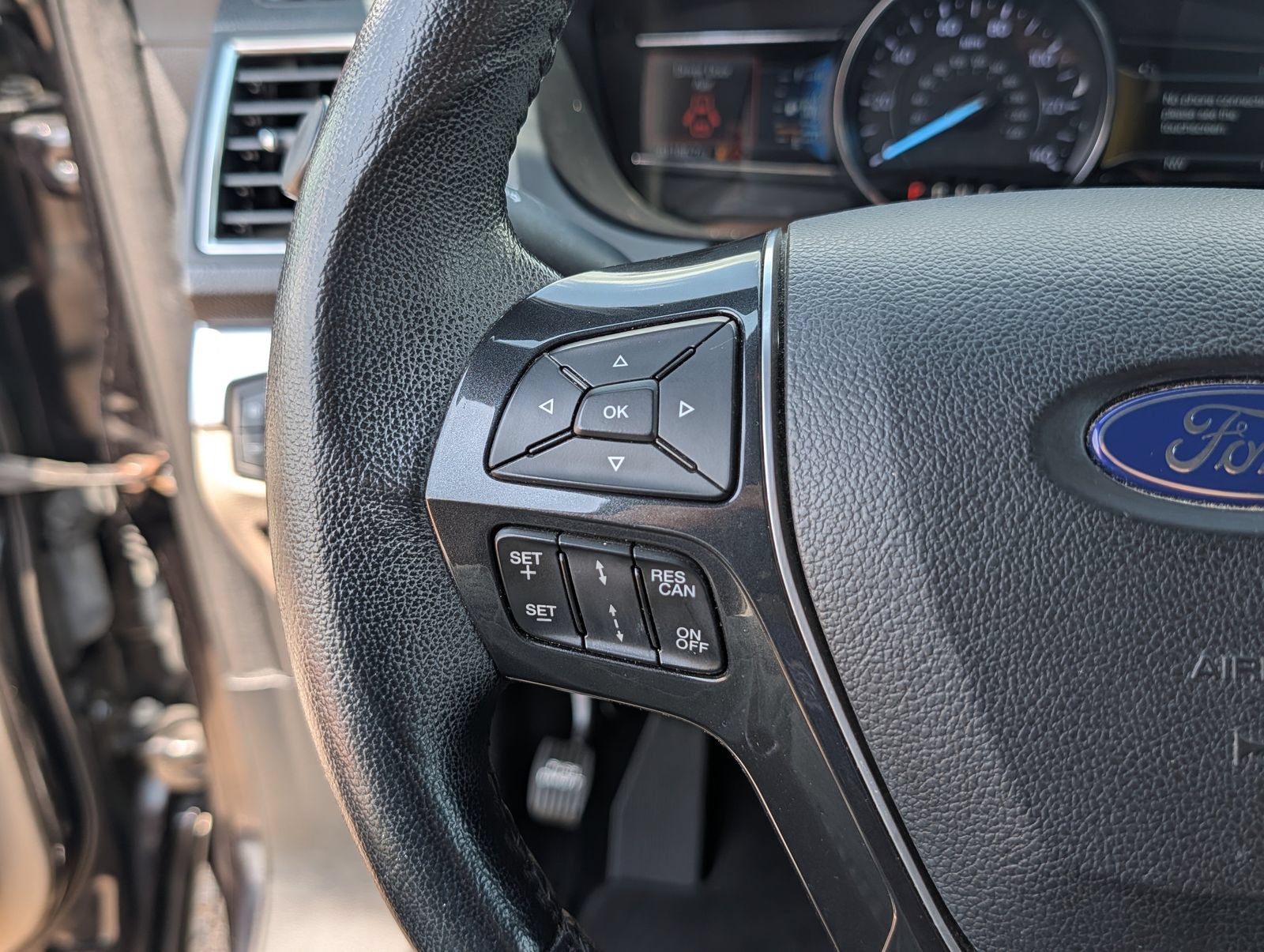 Used 2019 Ford Explorer Limited w/ Ford Safe & Smart Package FWD image 15