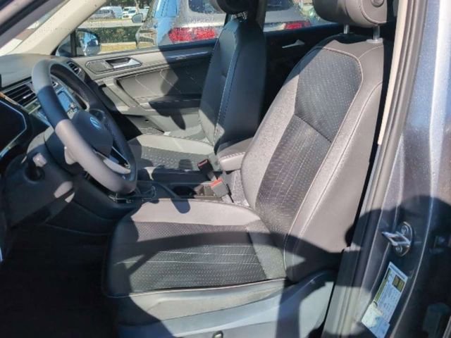 Used 2022 Volkswagen Tiguan SE w/ Panoramic Sunroof Package image 9
