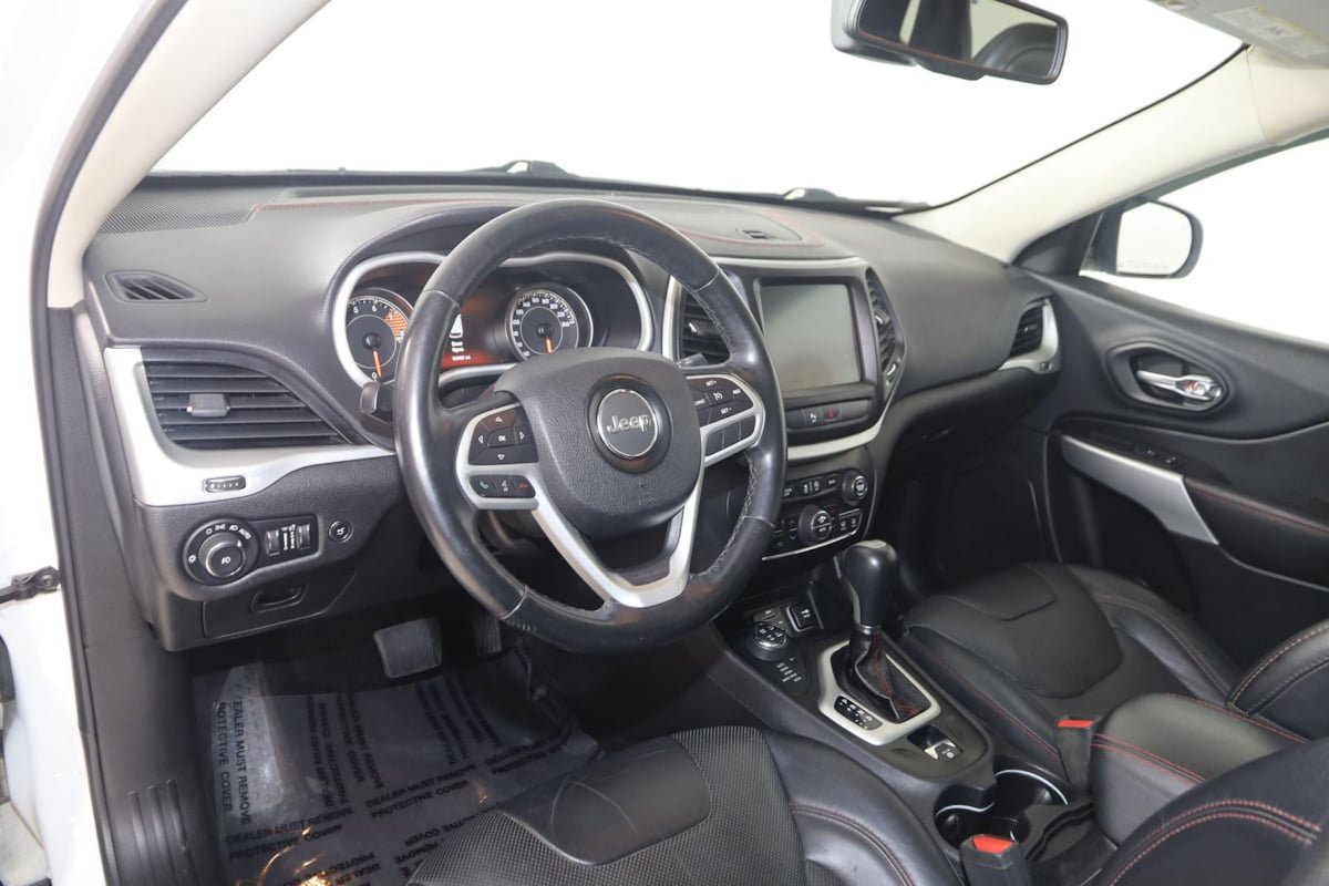 Used 2017 Jeep Cherokee Trailhawk AWD/4WD image 26