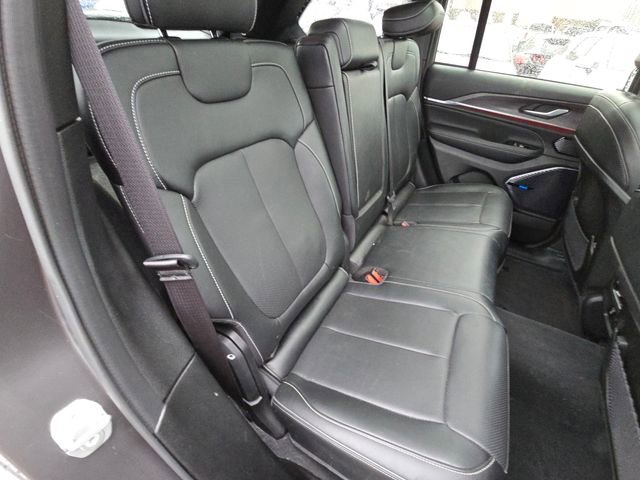 Used 2023 Jeep Grand Cherokee Overland AWD/4WD image 6
