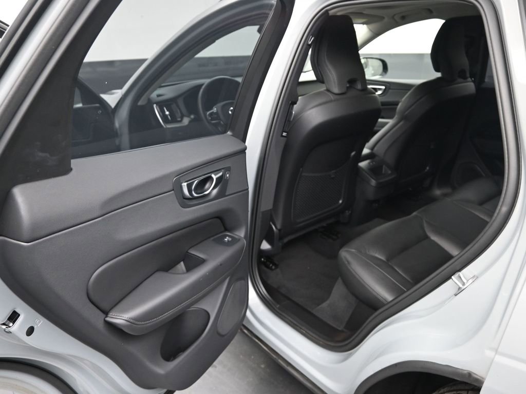 Used 2025 Volvo XC60 B5 Plus image 11