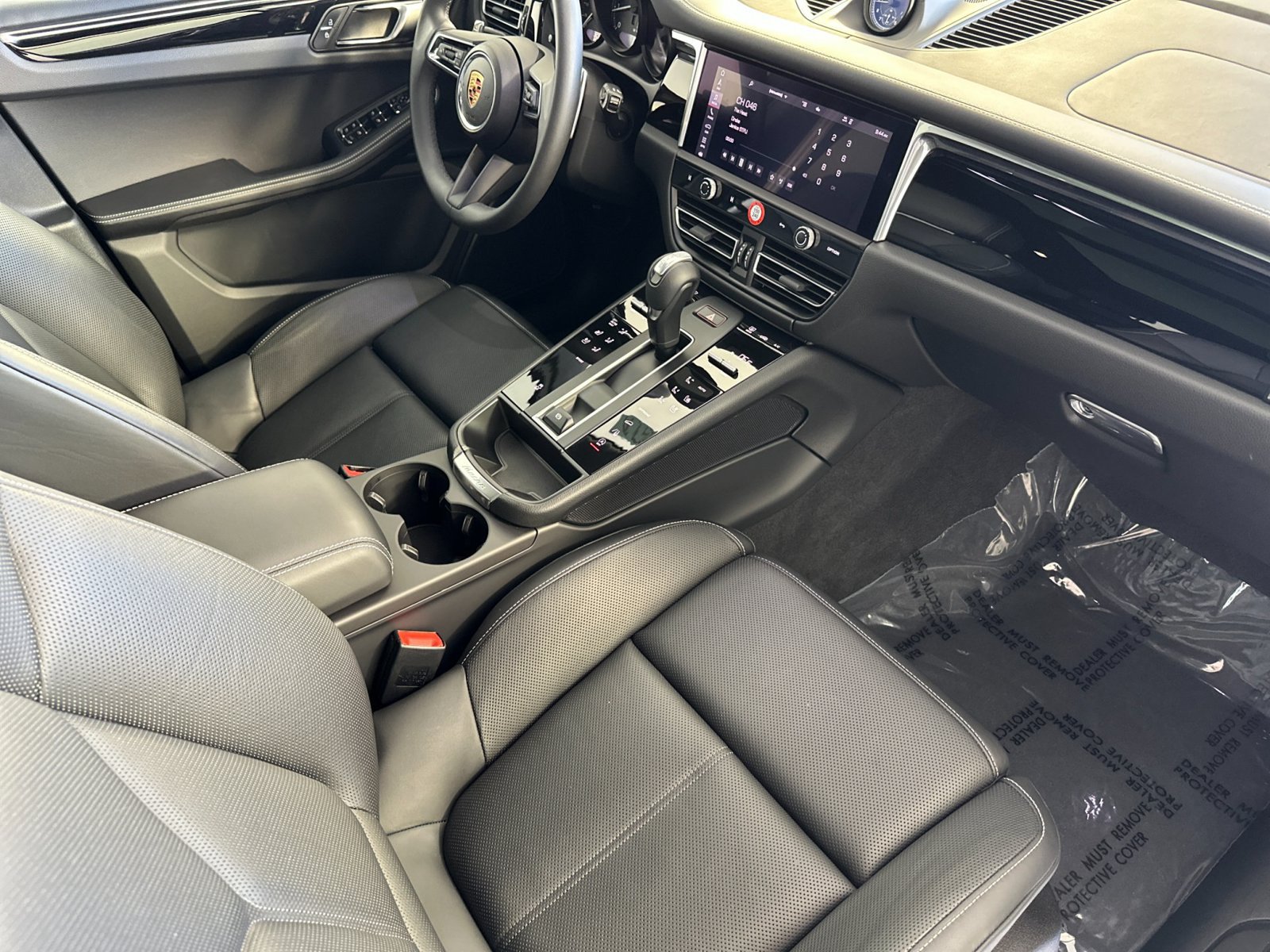 Certified 2025 Porsche Macan AWD/4WD image 18