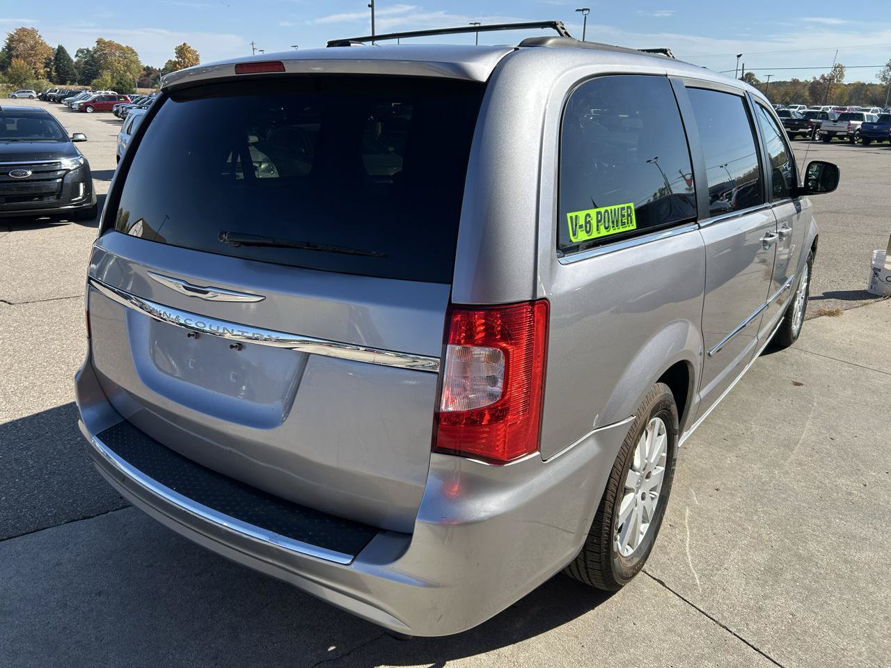 Used 2016 Chrysler Town & Country Touring FWD image 5