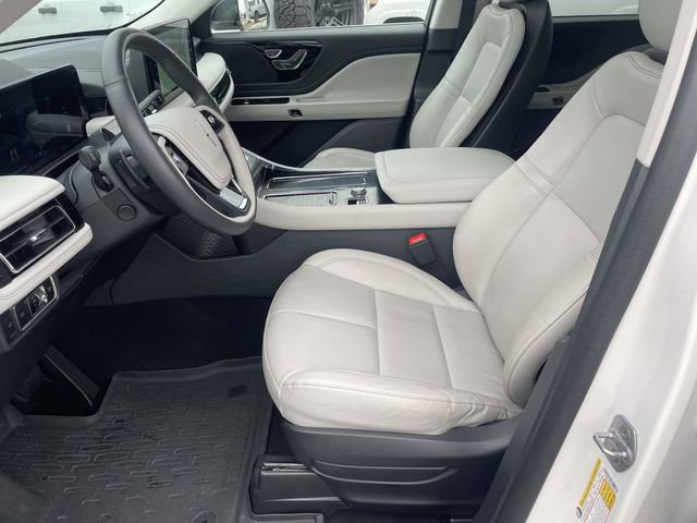 Used 2025 Lincoln Aviator AWD image 12