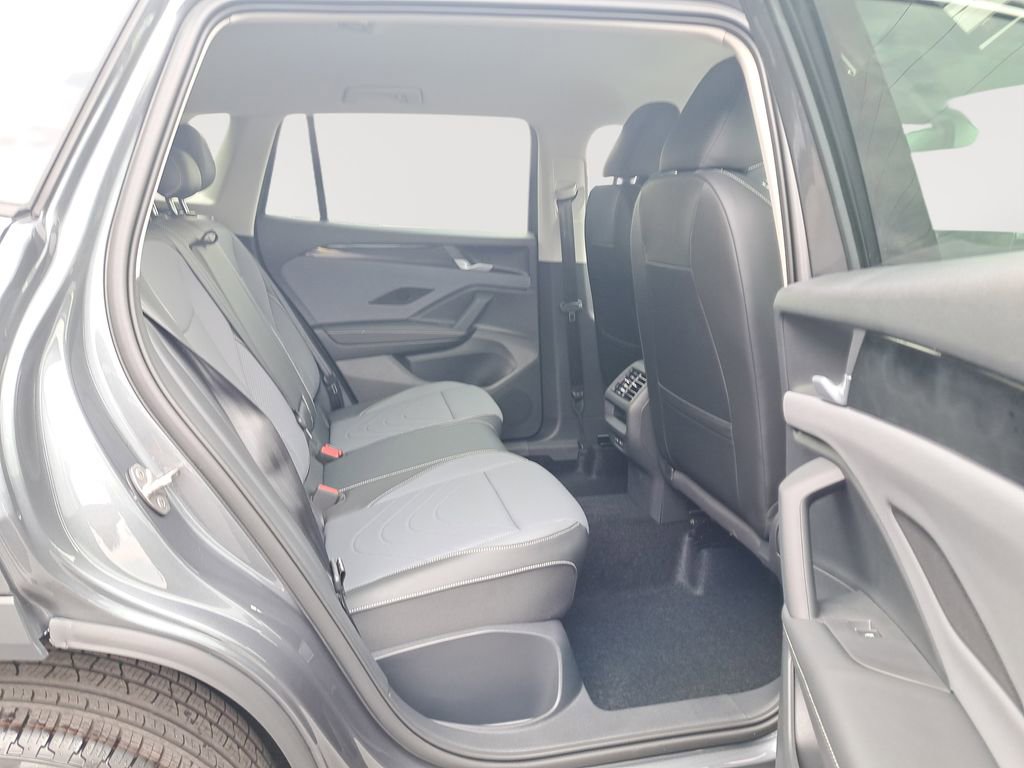 New 2025 Volkswagen Tiguan SE image 16