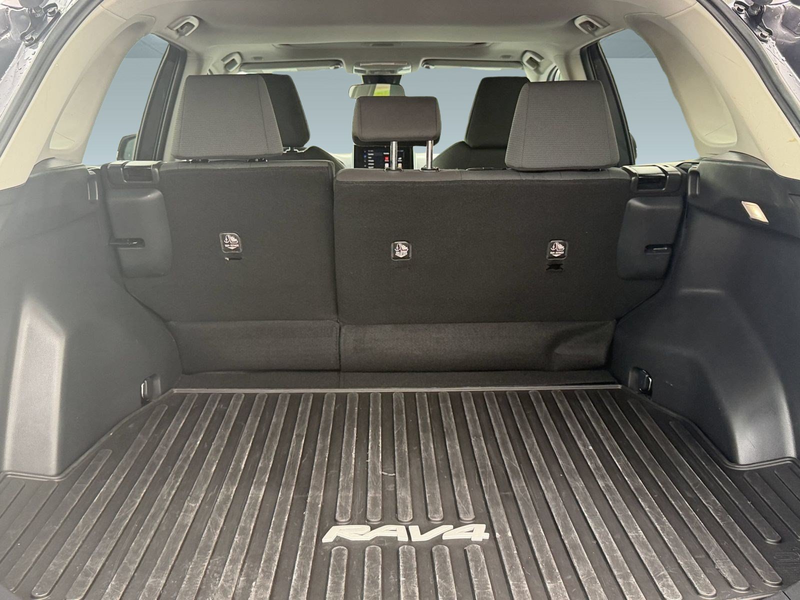 Used 2023 Toyota RAV4 XLE w/ Convenience Package FWD image 27