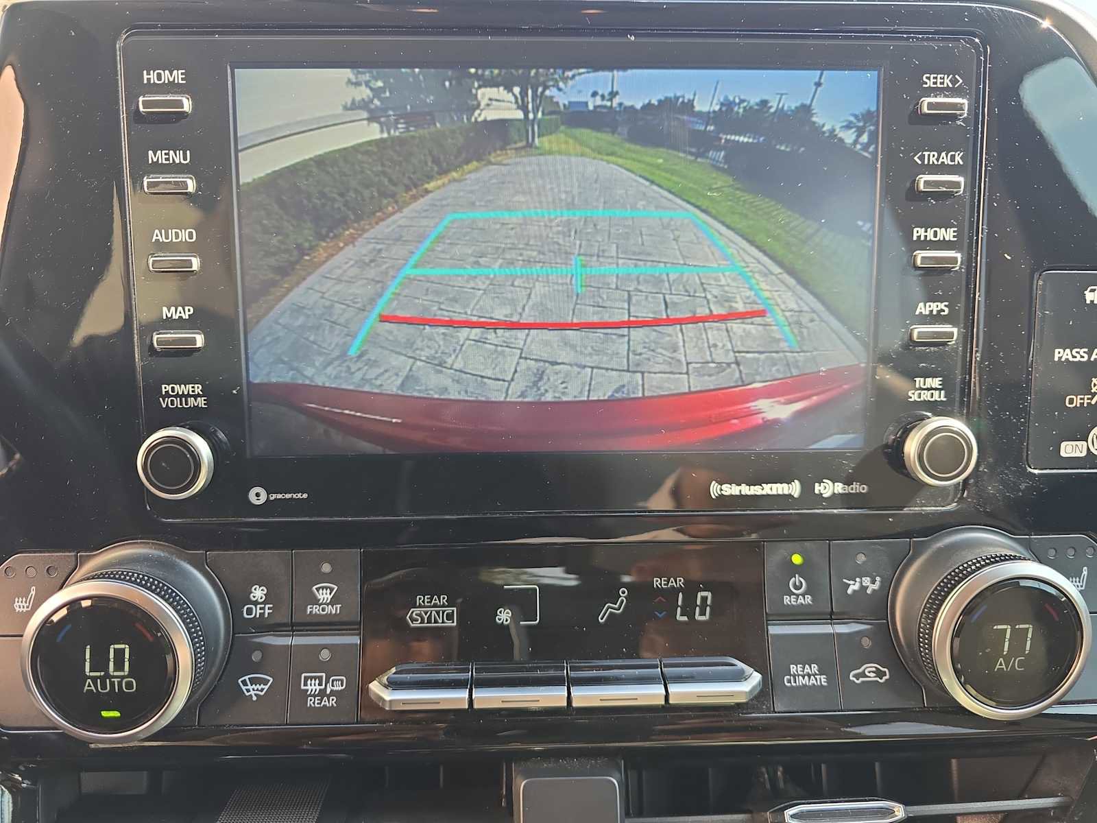 Used 2021 Toyota Highlander XLE image 19