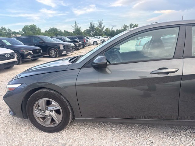 Used 2025 Hyundai Elantra SE FWD image 11