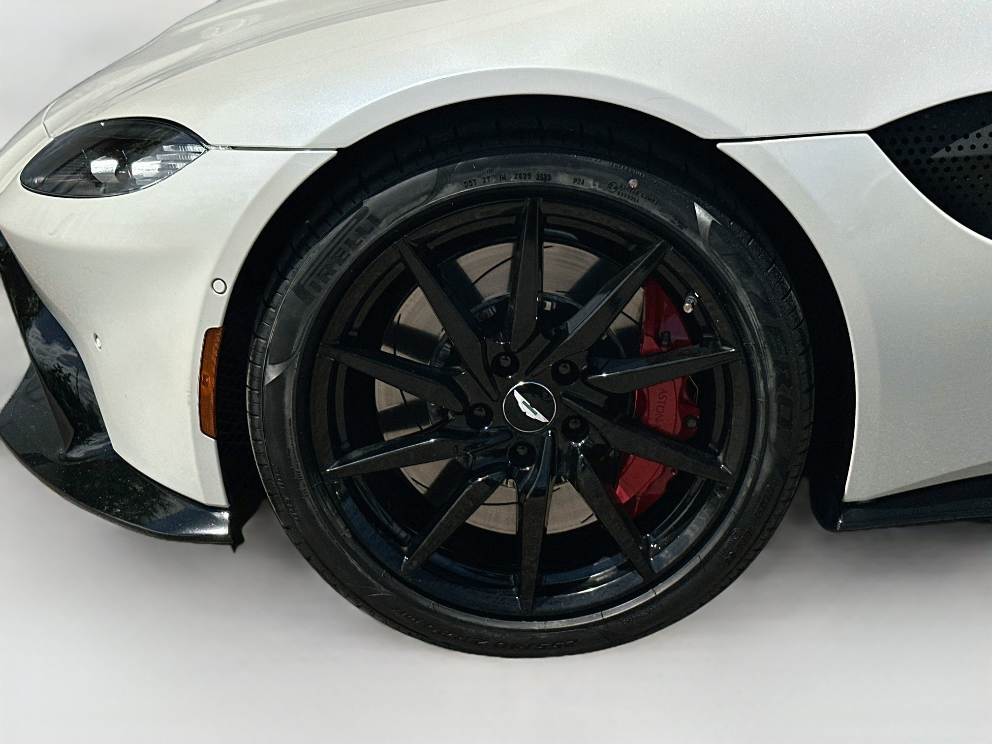 Used 2019 Aston Martin V8 Vantage Coupe RWD image 27